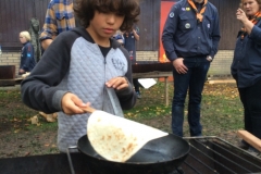 Zeb maakt de buritos klaar